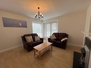 Spacious Family-Friendly 2-Bedroom Apartment with Free Parking - 3