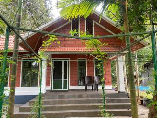 SOLITUDE Riverside Holiday Home - 8