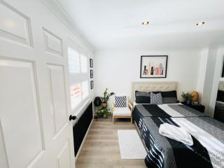 Modern Large Room Near Lakeside Shopping - 8