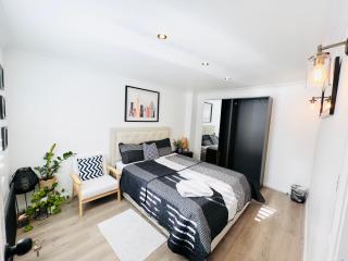 Modern Large Room Near Lakeside Shopping - 0