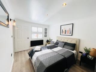 Modern Large Room Near Lakeside Shopping - 7