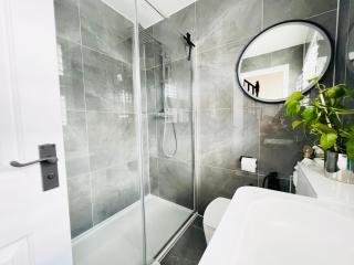 Modern Large Room Near Lakeside Shopping - 4