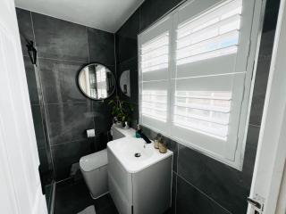 Modern Large Room Near Lakeside Shopping - 3