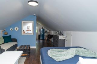 Modern Coastal Loft Balcony, BBQ & Ocean Nearby - 8