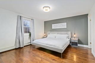 Cozy Bedford Cottage 1 Min to Greenfoot Energy Ctr - 6