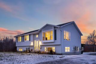 Cozy Bedford Cottage 1 Min to Greenfoot Energy Ctr - 3
