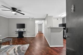 Comfortable Kingsgate 2BR - 1