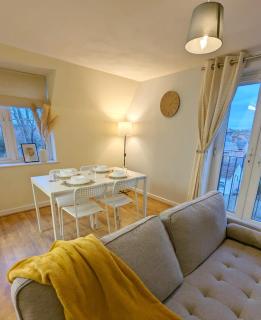 Stylish 2 bed Flat, balcony, parking, sleeps 5 - 6