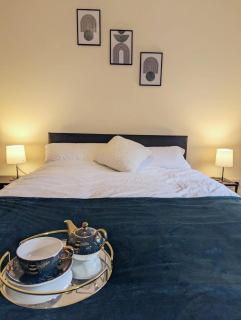 Stylish 2 bed Flat, balcony, parking, sleeps 5 - 4