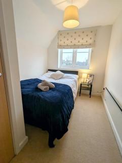 Stylish 2 bed Flat, balcony, parking, sleeps 5 - 3