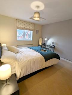 Stylish 2 bed Flat, balcony, parking, sleeps 5 - 2