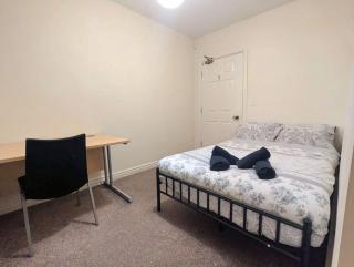Spacious 5-Bed House in Sheffield City Centre - 8