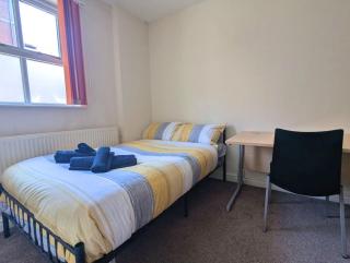 Spacious 5-Bed House in Sheffield City Centre - 9