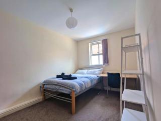 Spacious 5-Bed House in Sheffield City Centre - 4