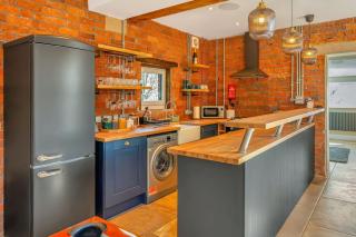 Luxury Escape with Cinema, Pool Table & Darts - 8
