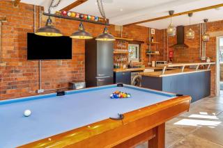 Luxury Escape with Cinema, Pool Table & Darts - 2