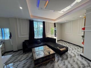 Murree Family Apartment With Mountain Views - 6