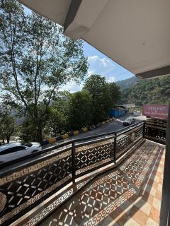 Murree Family Apartment With Mountain Views - 3