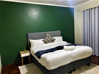 Cozy 3 Bedroom House with unique bathrooms - 2084 - 5