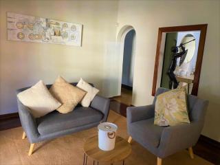 Cozy 3 Bedroom House with unique bathrooms - 2084 - 1
