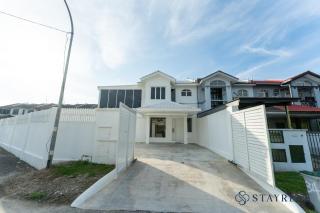 Bukit Indah Villa with Private Pool KTV Snooker 11 pax by Stayrene - 1