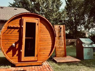 Modern Zebra Suite With Sauna Near Niagara - 4