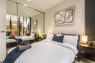 Collingwood Escape with Balcony & Secure Parking - 5