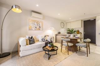 Collingwood Escape with Balcony & Secure Parking - 8