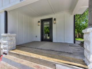 Large Groups | Modern Charm | Plaza | Central - 7