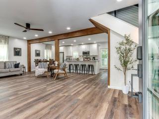 Large Groups | Modern Charm | Plaza | Central - 3