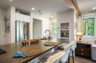 Simple & Luxe Condo With View - 6