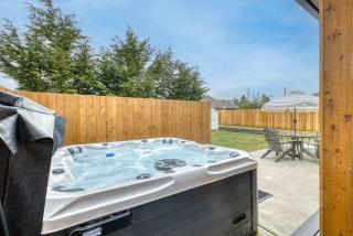 Modern cottage with covered deck grill & fireplace - walk to beach-bars-dining - 9