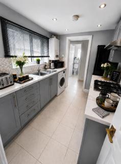 Gillingham station 3BR House Parking Games Room - 5