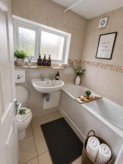 Gillingham station 3BR House Parking Games Room - 4