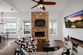 Spacious 4BR Retreat |Pool Table| Firepit & Hottub - Kyle - 5