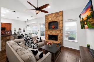 Spacious 4BR Retreat |Pool Table| Firepit & Hottub - Kyle - 8