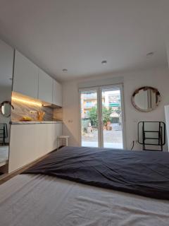 Cunit Beach Lemon Studio - 4
