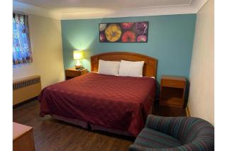 Queen's Motel Blenheim Near Lake Erie ON - 8