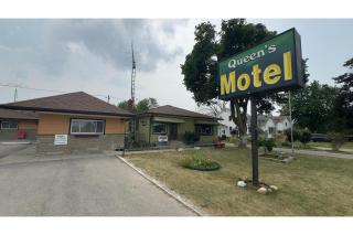 Queen's Motel Blenheim Near Lake Erie ON - 6