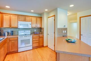 Great for Families! Spacious Retreat in Lynnwood - 3