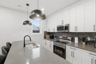 10 Minutes To Downtown 3 Bed 2.5 Bath Town House - 8