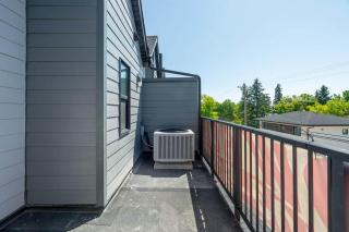 Centrally Located 3-Bedroom | Easy City Access - 1