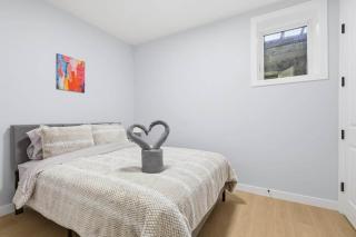 Bright & Spacious 2-Bedroom - 8
