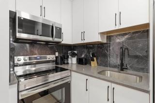 Bright & Spacious 2-Bedroom - 9