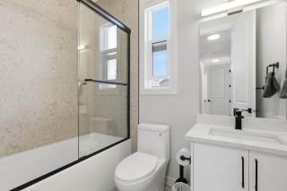 Stylish Family Home • 3BR + 2.5 Bath • NW Calgary - 9