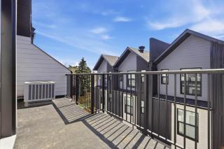 Stylish Family Home • 3BR + 2.5 Bath • NW Calgary - 7