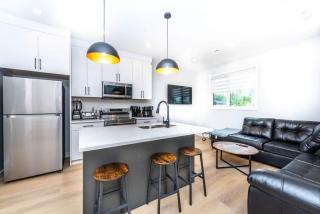 King bed Family-Friendly 3-Bedroom Home - 9