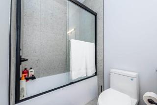 King bed Family-Friendly 3-Bedroom Home - 1