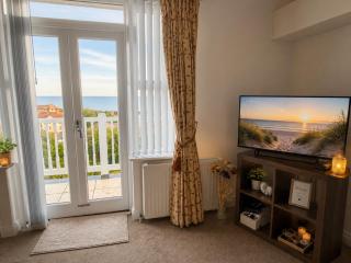 The Ocean Balcony Retreat - 2 Bedroom Apartment - Gym and Poole Table - FREE Allocated Parking - 1