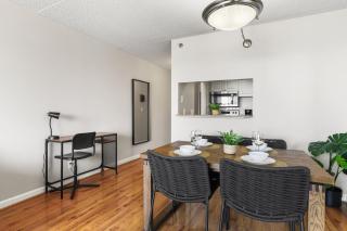 Arlington Gem Stylish Apt with Pool and Gym - 1